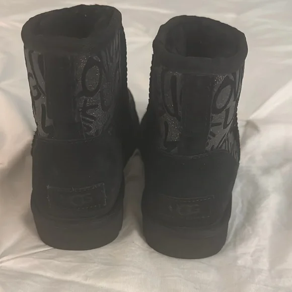UGG Boots Black and Gray Patterned - Picture 4 of 10
